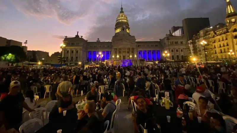 Cena solidaria de Navidad frente al Congreso de la Nación Argentina. 