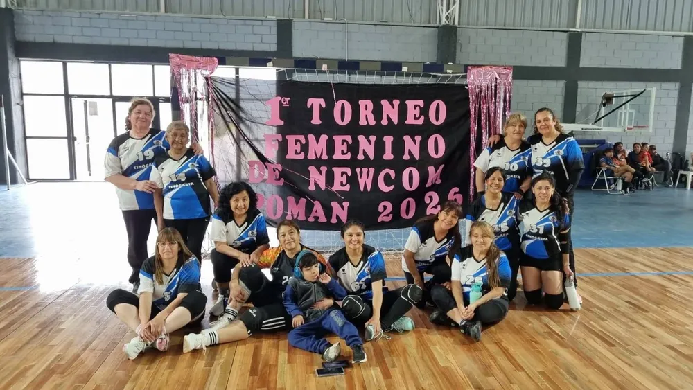 Plantel femenino de la Escuela Municipal de Newcom Munay.