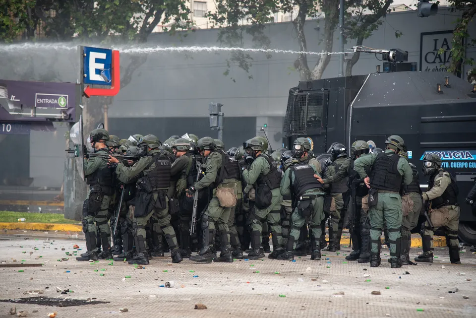 Salvaje y brutal represión del régimen de Milei y Bullrich a jubilados y jubiladas.