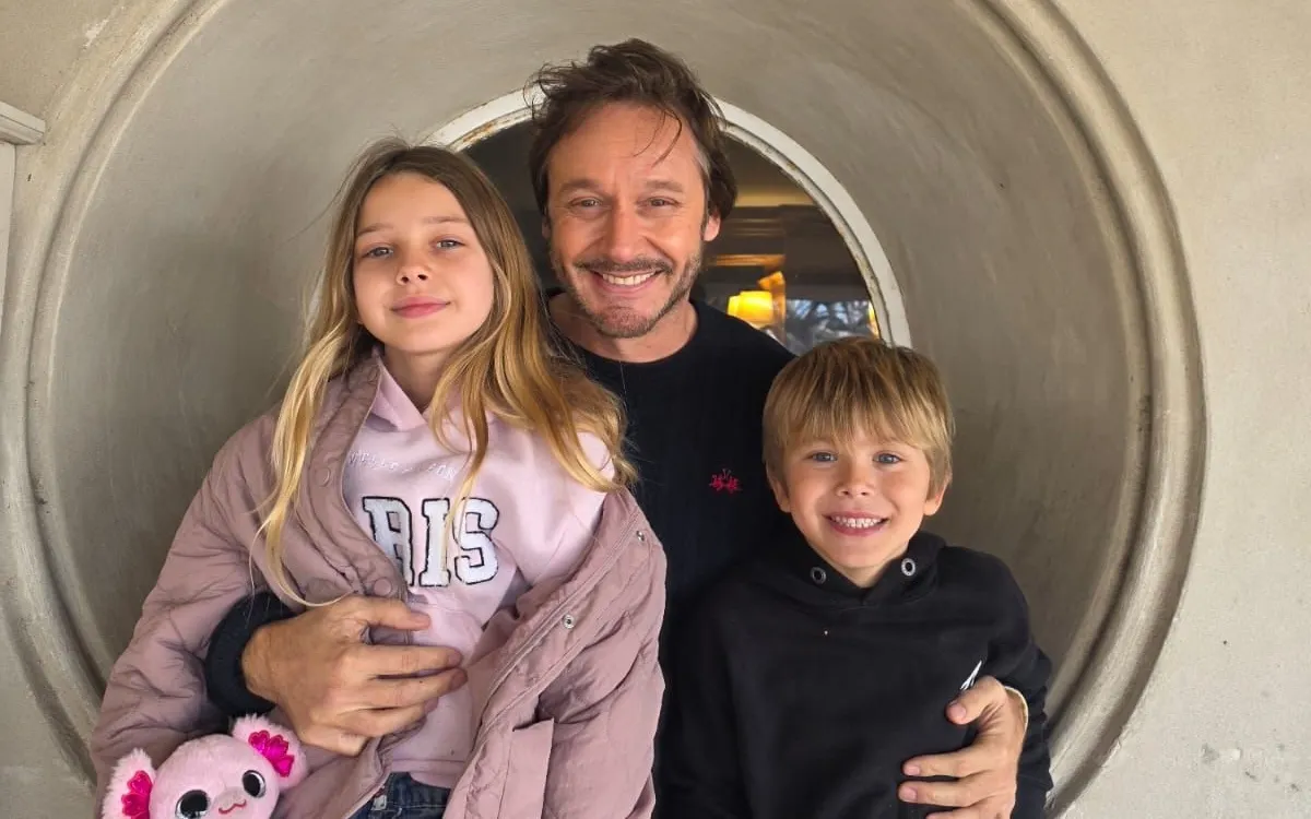 Benjamín Vicuña Luco junto a sus hijos.