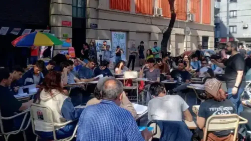 Clases públicas frente al departamento no declarado de Adorni.