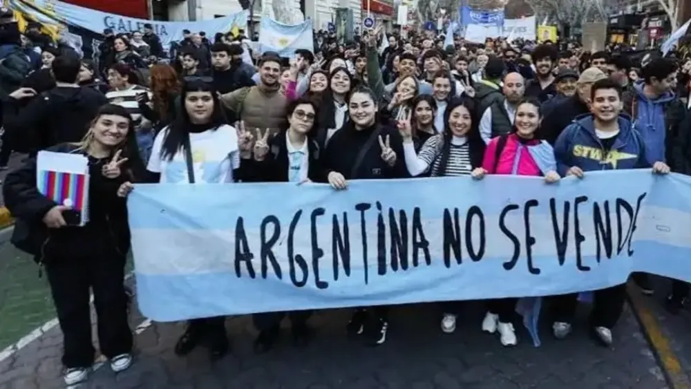Jóvenes argentinos contra las políticas del régimen libertario de Milei.