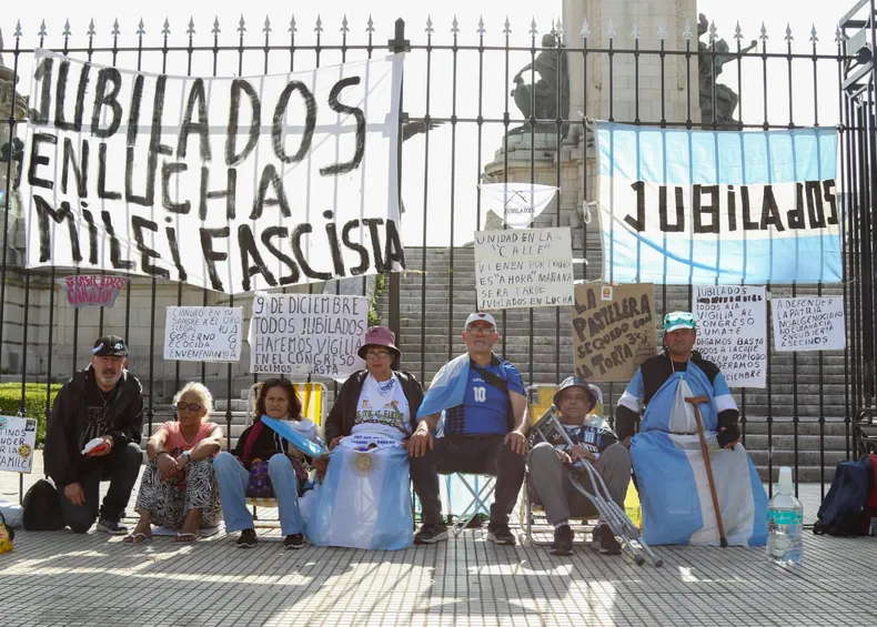 Jubilados contra el ajuste del régimen libertario de ultraderecha de Milei. 