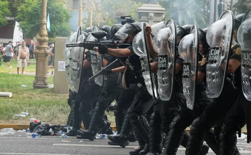 Represión del régimen libertario de Milei contra quienes protestan contra la Reforma Laboral. 