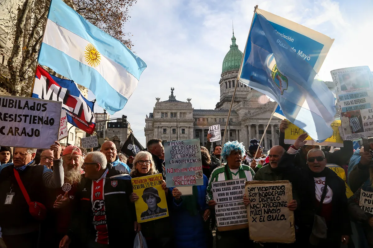 Marcha y movilización de jubilados y jubiladas contra el régimen de Milei.