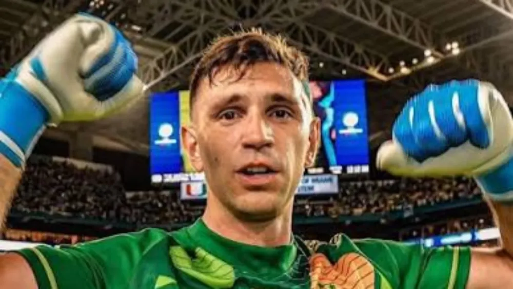 Damián Emiliano "Dibu" Martínez Romero.