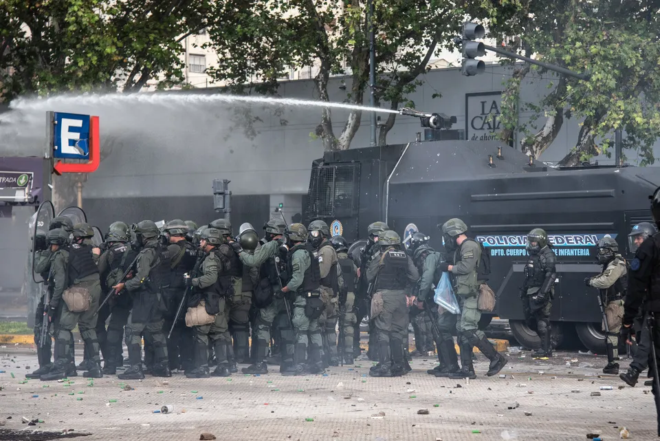 Salvaje y brutal represión del régimen de Milei y Bullrich a jubilados y jubiladas.