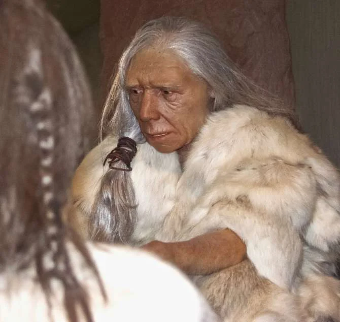 Mujer neandertal anciana.