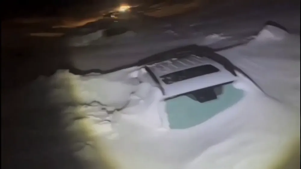 Temporal que sepultó vehículos bajo la nieve extrema.