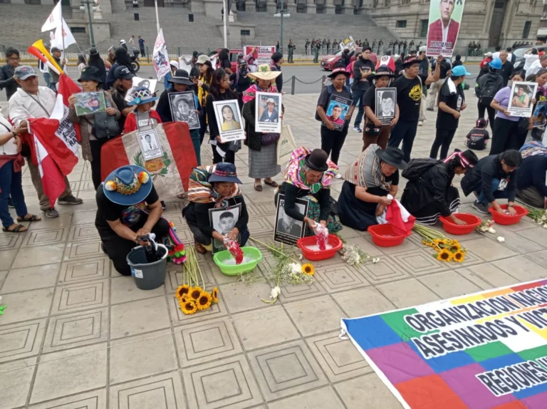 Organizaciones sociales, colectivos ciudadanos y familiares de víctimas en Perú contra el fujimorísmo.