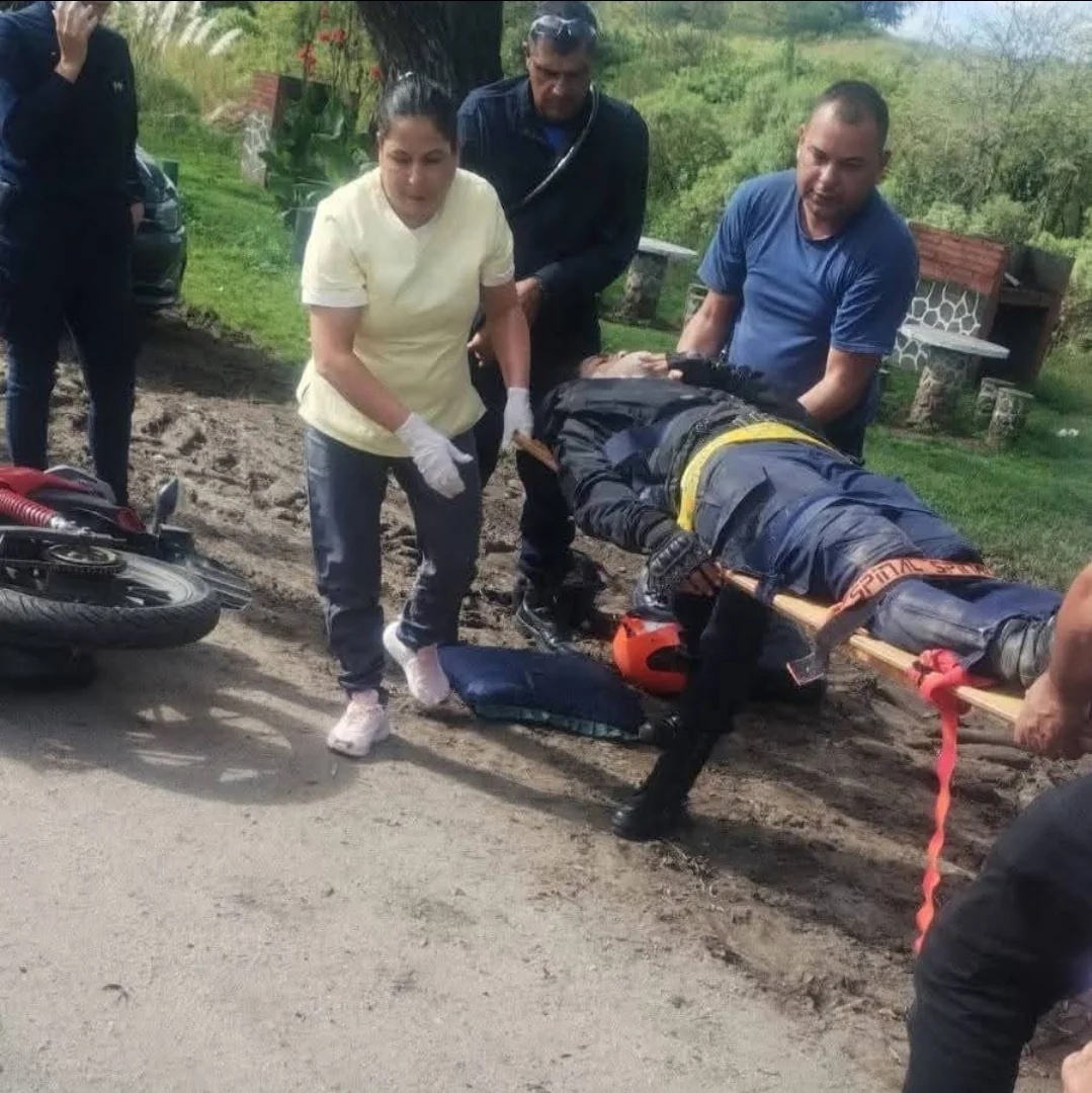 Policía herida trasladada en la caja de una camioneta por falta de ambulancia. 