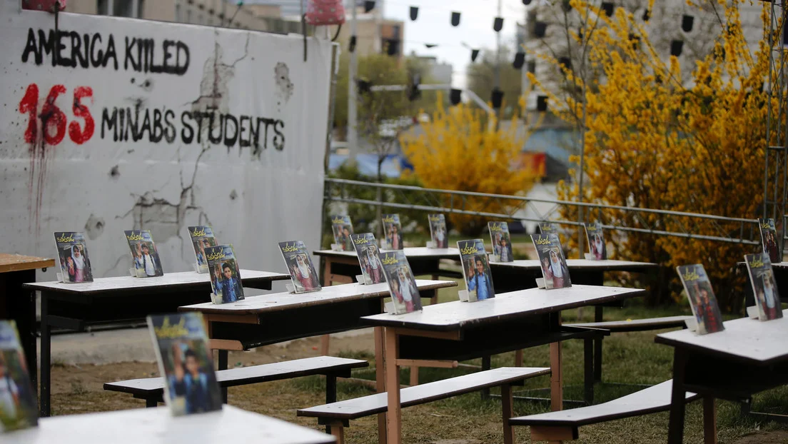 Aula simbólica en memoria de las estudiantes que murieron en los ataques de EE.UU. e Israel.