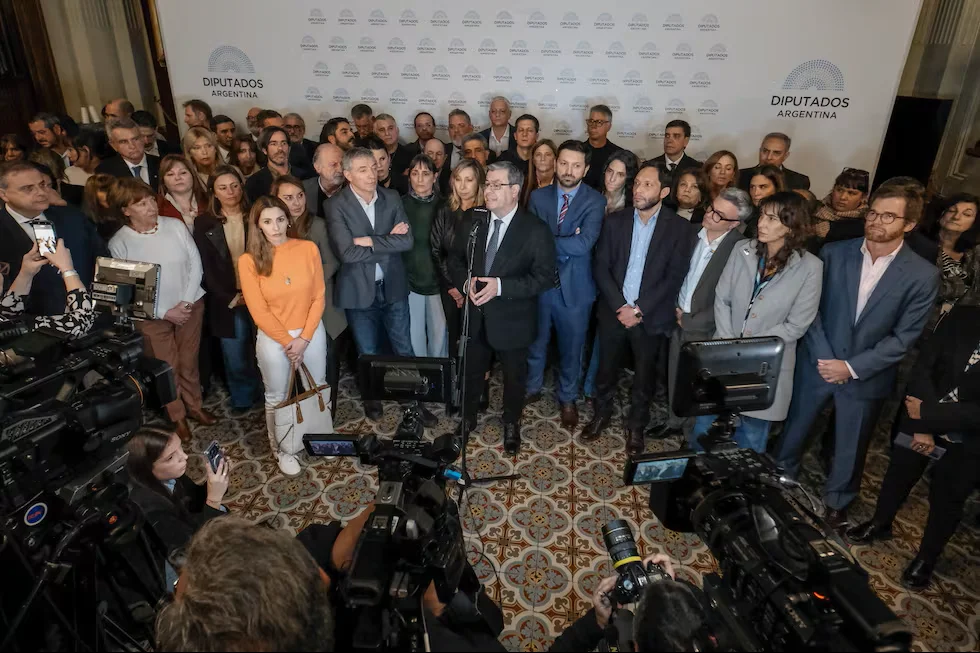 Oposición legislativa al régimen libertario de extrema derecha de Milei.
