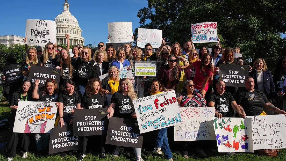 Víctimas de Epstein se manifiestan públicamente. 