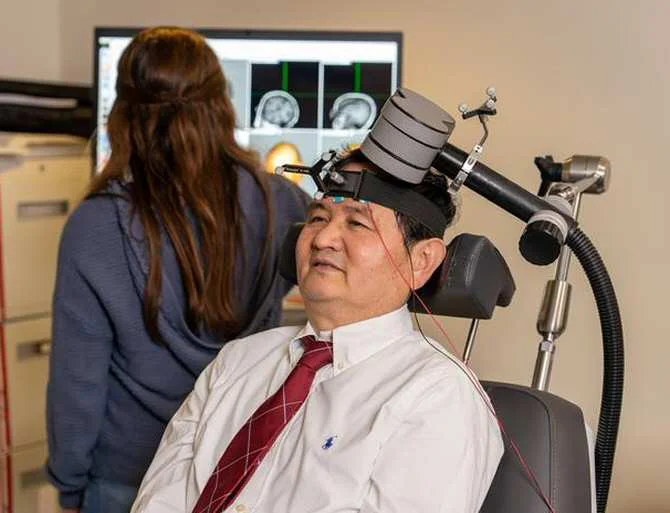 Casco de estimulación magnética transcraneal diseñado para ayudar a las personas a dejar de fumar. 