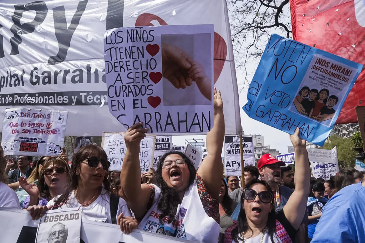 Marcha del personal del Garrahan contra el régimen de Javier Milei.