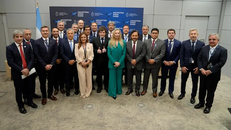 Los Milei y Caputo junto a gobernadores "amigos".