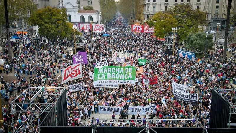 Marcha de la Bronca contra el régimen libertario de Milei.